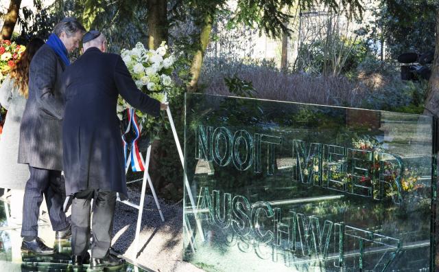 Tweede Kamervoorzitter Martin Bosma en Eerste Kamervoorzitter Jan Anthonie Bruijn leggen een krans bij het Spiegelmonument 'Nooit meer Auschwitz' in het Wertheimpark in Amsterdam.