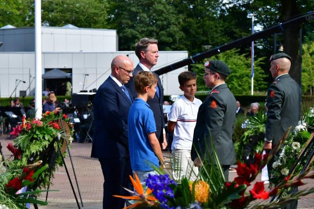 Voorzitter Martin Bosma met daarvoor Eerste Kamerlid Alexander van Hattem staan voor een krans tijdens de herdenking, ook staan er andere mensen op de foto