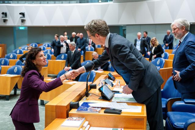Marleen Haage schudt de hand van Kamervoorzitter Martin Bosma in de plenaire zaal