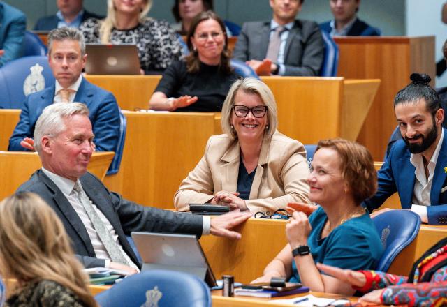 Roelien Kamminga zit in haar zetel in de plenaire zaal. 