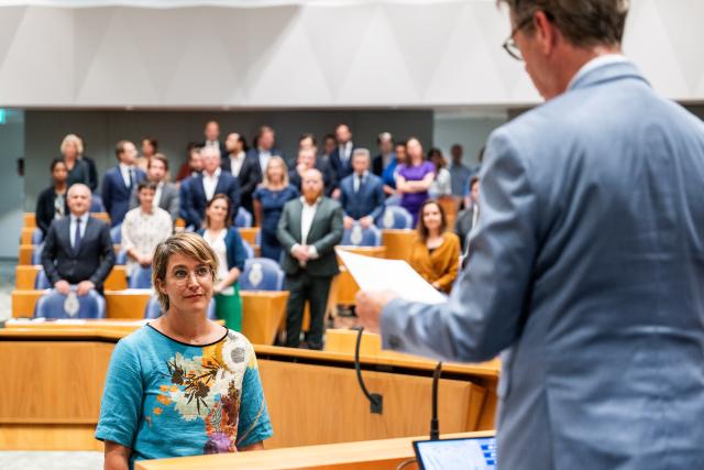 Rosanne Hertzberger staat tegenover Kamervoorzitter Martin Bosma in de plenaire zaal.