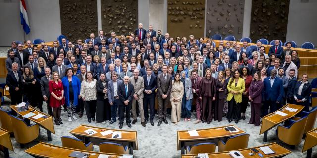 Groepsfoto van alle Kamerleden in de plenaire zaal.