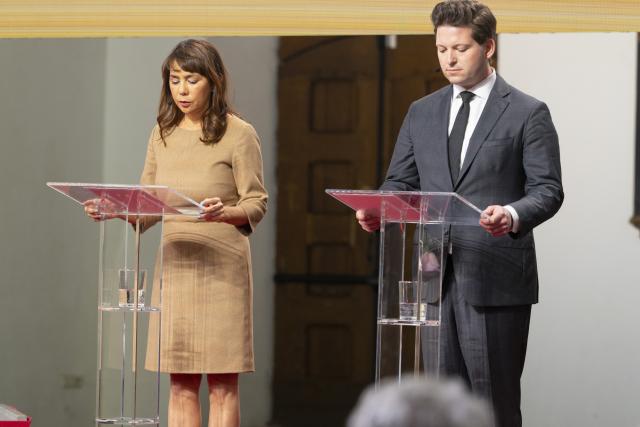 De Voorzitters van Eerste en Tweede Kamer, Mei Li Vos en Thom van Campen, staan naast elkaar achter glazen katheders. 