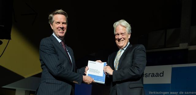 Wim Kuijken, de voorzitter van de Kiesraad, overhandigt de definitieve verkiezingsuitslag aan Kamervoorzitter Martin Bosma