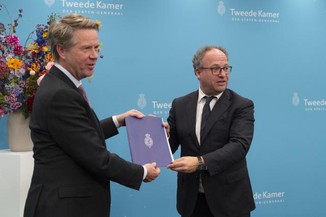 Kamervoorzitter Bosma en verkenner Koolmees staan en houden het verslag van de verkenner beiden vast. 