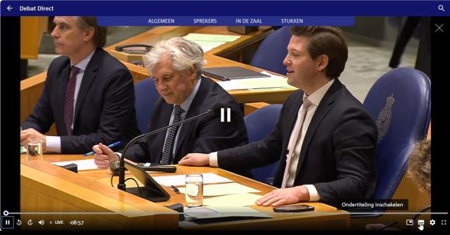 Screenshot van Debat Direct. In beeld een muis die klikt op de knop 'ondertiteling inschakelen'.