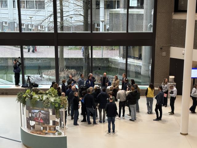 Gasten met petities in de Statenpassage.