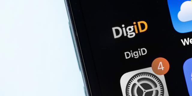 Een scherm van een mobiele telefoon met het appicoontje van DigiD.