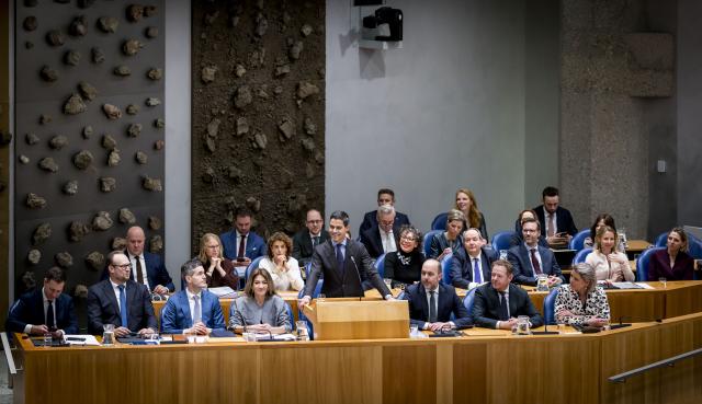 Vak K is gevuld met de bewindspersonen van Kabinet-Jetten. Vooraan, bij het spreekgestoelte, staat minister-president Rob Jetten