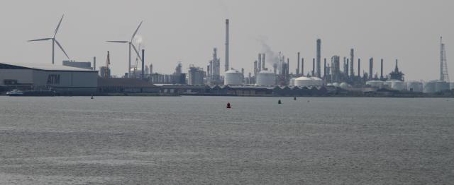 De haven en het industriepark in Moerdijk.