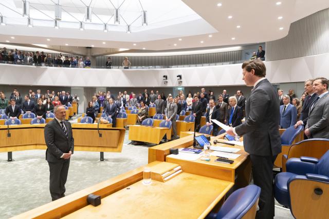 Kamerlid Verkuijlen wordt beëdigd door Kamervoorzitter Thom van Campen.