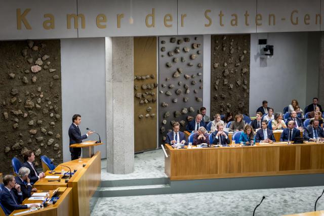 Kamerlid Jesse Klaver is aan het woord in de plenaire zaal. In vak K zitten alle bewindslieden.