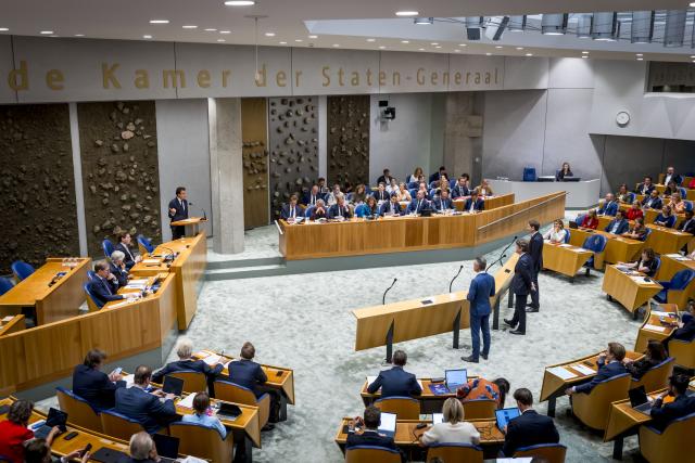 Kamerlid Jesse Klaver is aan het woord in de plenaire zaal. In vak K zitten alle bewindslieden. Ook staan er Kamerleden voor de interruptiemicrofoons.