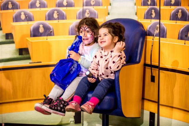 Kinderen testen de Kamerzetel tijdens Kindermuseumnacht. Foto: Jorn Baars