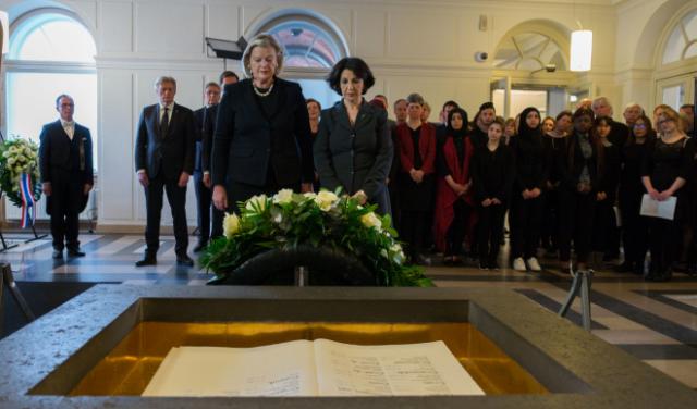 De Kamervoorzitters leggen een krans bij de Erelijst van Gevallenen