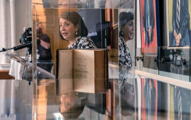 Khadija Arib met boek onder stolp