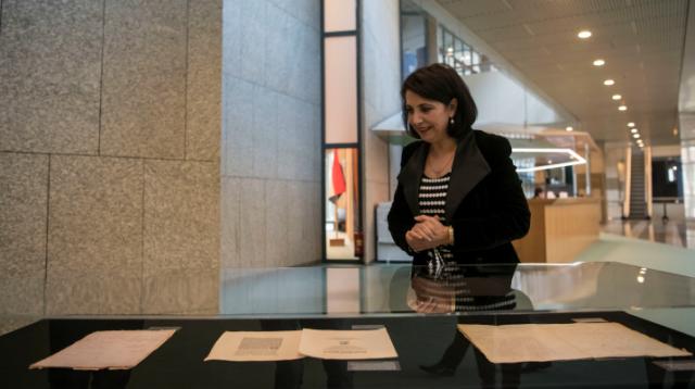 Khadija Arib kijkt in vitrine