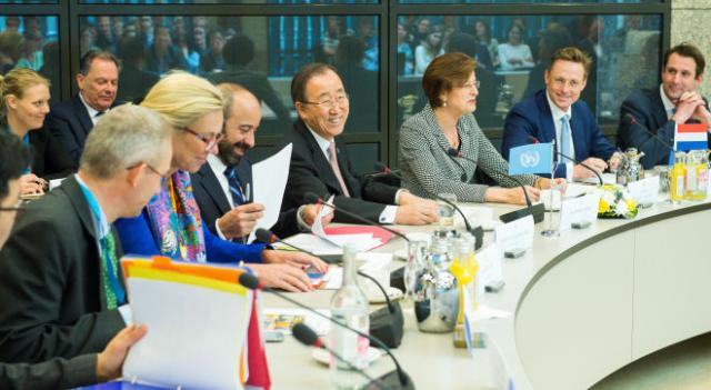 Ban Ki-moon, secretaris-generaal van de Verenigde Naties (VN), tijdens zijn gesprek met de commissies voor Buitenlandse Zaken van de Eerste en Tweede Kamer
