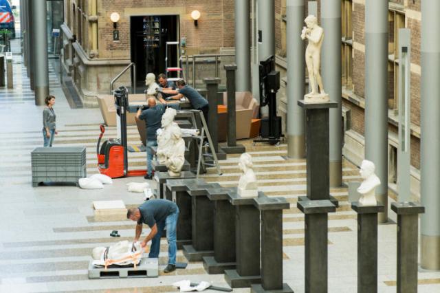 Demontage beeldengalerij in de Statenpassage