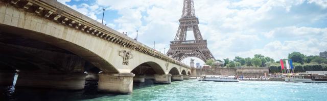 De Seine met de Eiffeltoren in Parijs