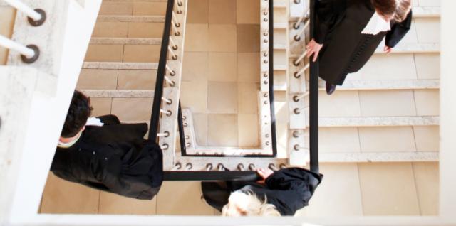 Rechters in toga in een trappenhuis