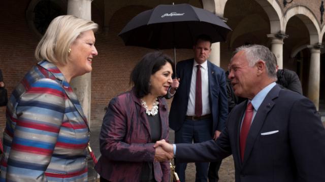 Kamervoorzitter Arib schudt hand Koning Abdullah II