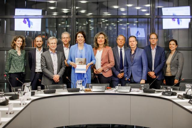 Overhandiging rapport 'Ouderen- en gehandicaptenzorg in Scandinavië: op zoek naar bronnen voor duurzame vernieuwing'. Een verkenning in opdracht van de vaste commissie voor VWS