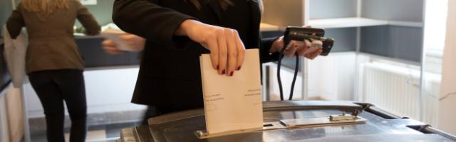 Hand stopt stembiljet in stembus