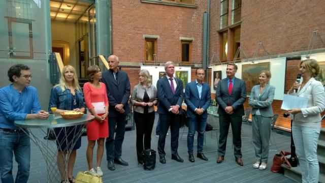 Tweede Kamerleden van de Partij voor de Dieren, GroenLinks, ChristenUnie, SP, CDA, SGP, PvdA, VVD en D66 in het provinciehuis in Groningen. Rechts met microfoon commissievoorzitter Roos Vermeij