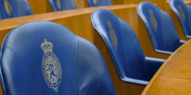 Blauwe zetels in vergaderzaal