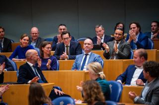 Kamerleden klappen voor Gert-Jan Segers bij zijn afscheid in de plenaire zaal