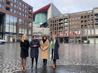 Nicki Pouw-Verweij (JA21), Mariëlle Paul (VVD, fungerend voorzitter), Marijke van Beukering-Huijbregts (D66) en Hilde Palland (CDA) staan naast elkaar op het Vredenburgplein in Utrecht.