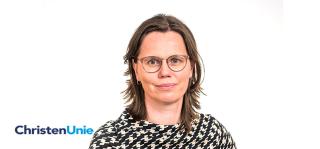 Portretfoto Mirjam Bikker met partijlogo ChristenUnie