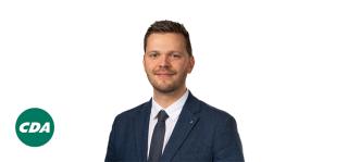 Portretfoto Harmen Krul met partijlogo CDA