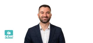 Portretfoto Stephan van Baarle met partijlogo DENK