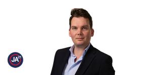 Portretfoto Simon Ceulemans met partijlogo JA21