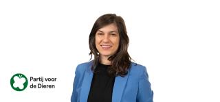 Portretfoto Ines Kostić met partijlogo PvdD