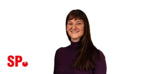 Portretfoto Sarah Dobbe met partijlogo SP