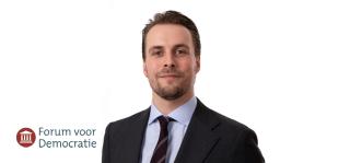 Portretfoto van Tom Russcher met partijlogo FvD.
